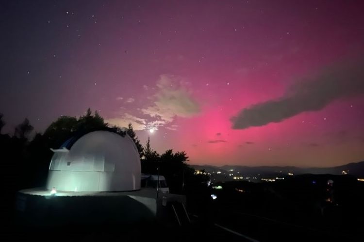 Pioggia di particelle solari inonda i cieli di mezza Italia che si tingono di rosa