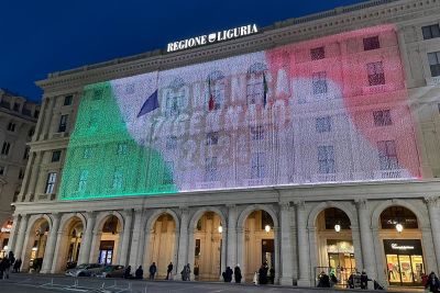 Piazza De Ferrari illuminata per la festa del tricolore (video)