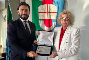 Alla dottoressa Artioli un riconoscimento alla carriera dal Presidente del Consiglio regionale Medusei