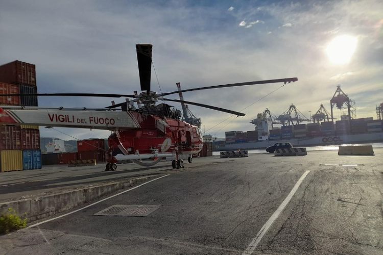 Spedizione &quot;speciale&quot; dal porto della Spezia: l&#039;elicottero &quot;Toro Seduto&quot; parte in volo (foto)